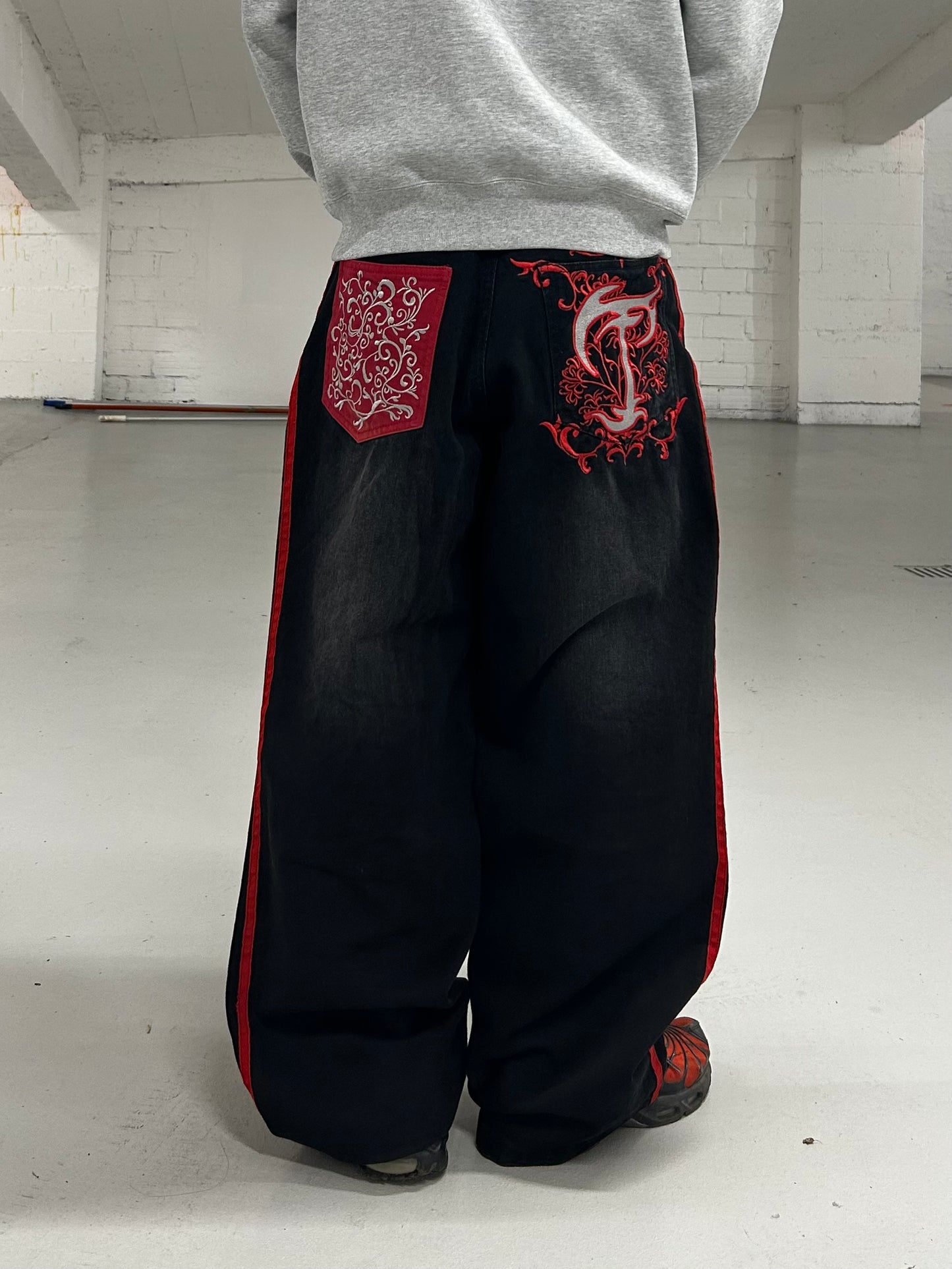 Baggy Jean T Logo